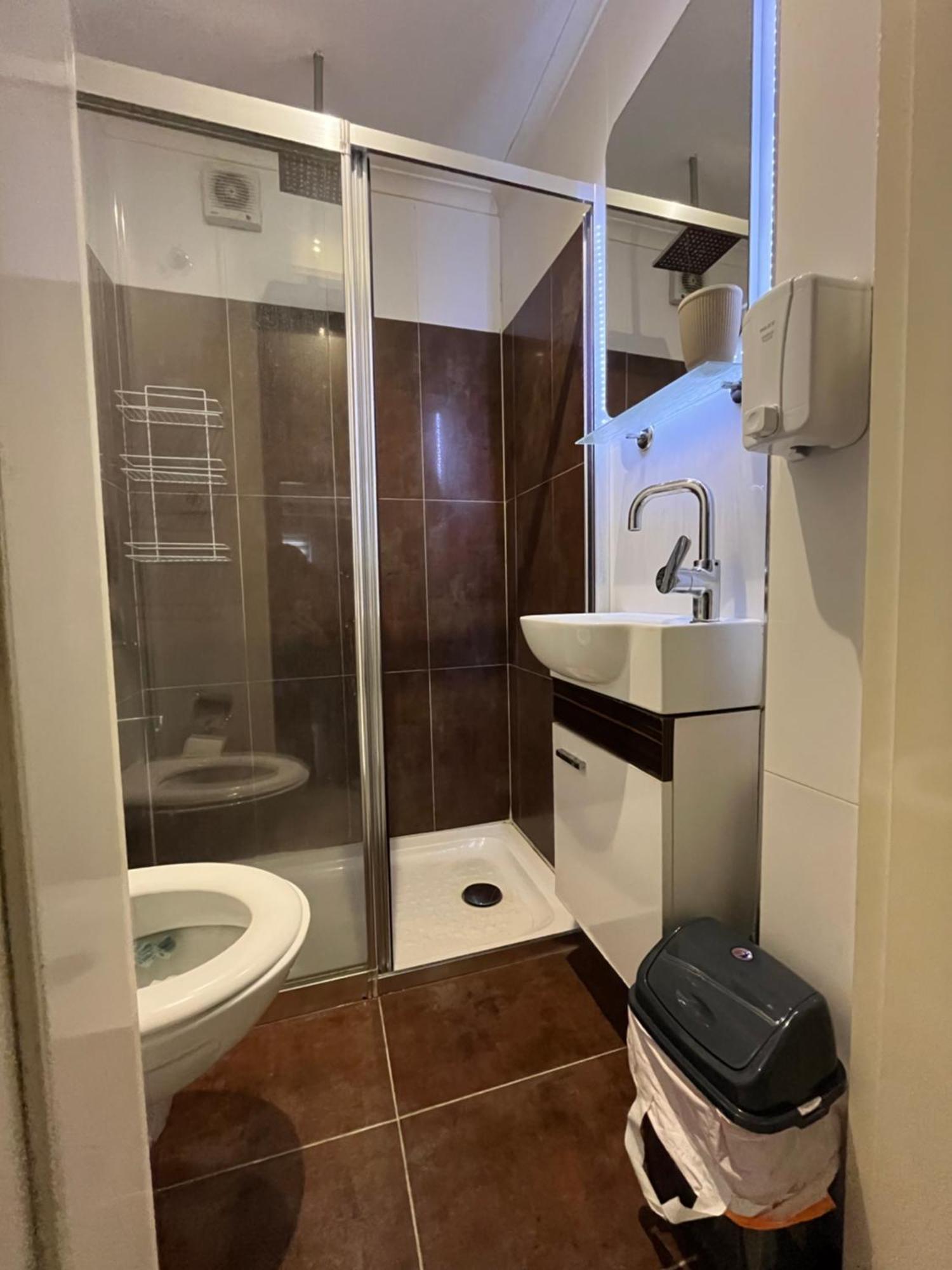 With Kitchen In The Center Daire