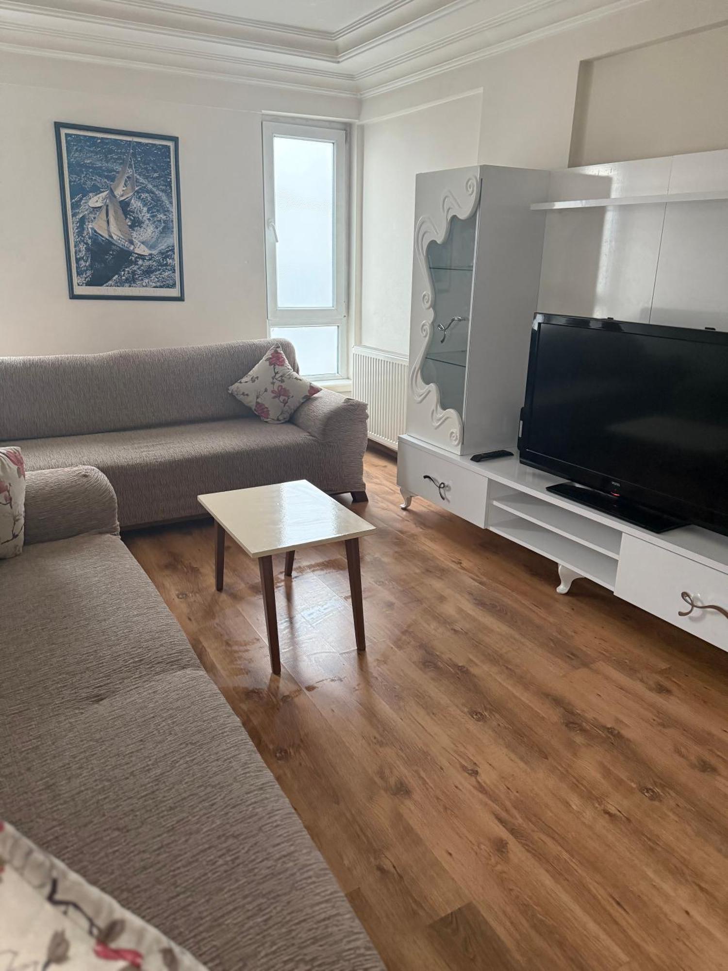 Apartment With Kitchen In The Center *
